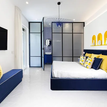 Charming Apartment Near Corso Italia Street Apartment